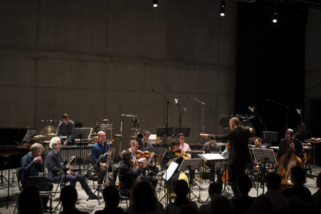 Prague Offspring: Ensemble Modern I, 30. května 2025, DOX+, Praha – Michael Wendeberg a Ensemble Modern (foto Milan Mošna)