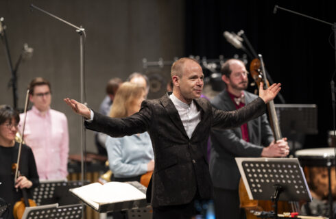 Prague Offspring: Ensemble Modern I, 30. května 2025, DOX+, Praha – Michael Wendeberg a Ensemble Modern (foto Milan Mošna)