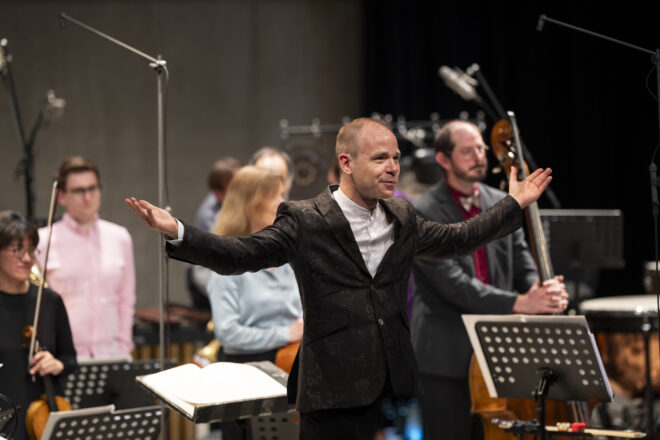 Prague Offspring: Ensemble Modern I, 30. května 2025, DOX+, Praha – Michael Wendeberg a Ensemble Modern (foto Milan Mošna)