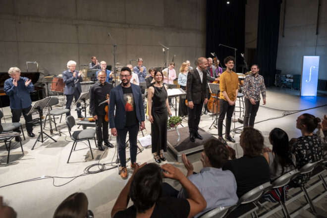 Prague Offspring: Ensemble Modern I, 30. května 2025, DOX+, Praha – Jan Ryant Dřízal, Barbora Tomášková, Michael Wendeberg, Haštal Hapka, Pavel Šabacký a Ensemble Modern (foto Milan Mošna)