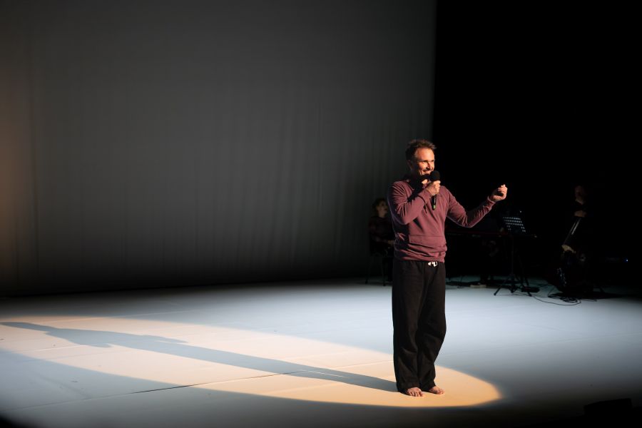 Walking Songs (A. Petrovič, foto Juraj Žilinčár, Slovenská tanečná platforma 2025)