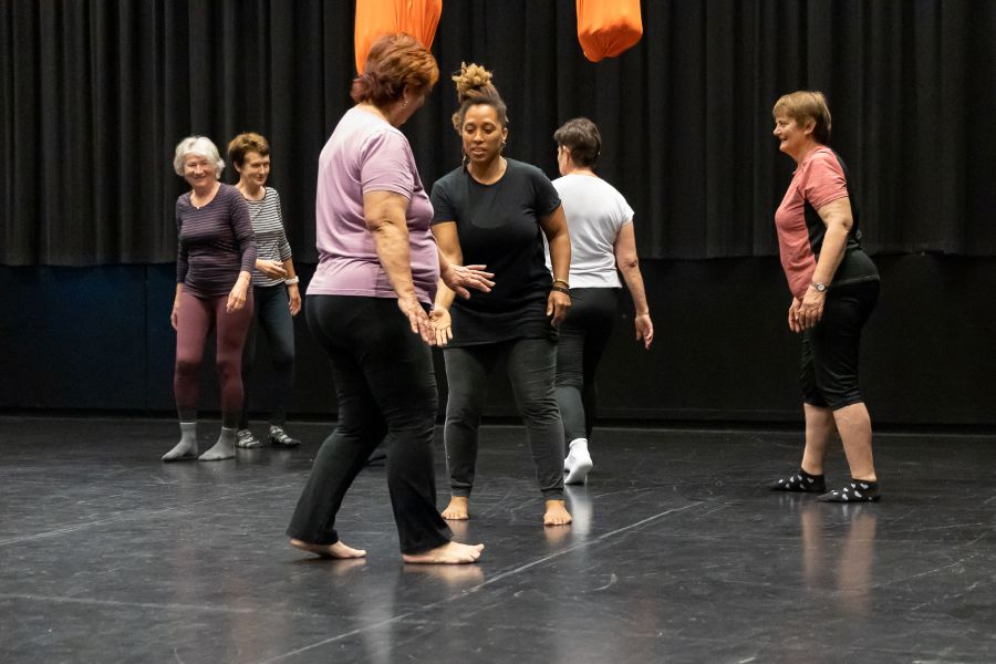 Workshopy se Stéphanie N'Duhirahe (foto Alena Češková, KoresponDance 2025, Jihlava)