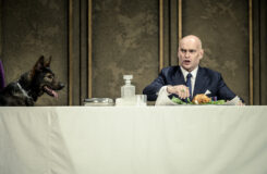 Aribert Reimann: Lear, Státní opera Praha – Donnie (pes), Tómas Tómasson (Lear) (foto Petr Neubert)