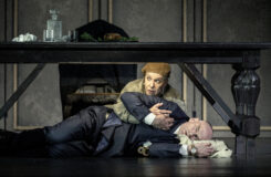 Aribert Reimann: Lear, Státní opera Praha – Tómas Tómasson (Lear), Dagmar Pecková (Blázen) (foto Petr Neubert)