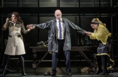 Aribert Reimann: Lear, Státní opera Praha – Viktorija Korosunova (Goneril), Tómas Tómasson (Lear), Petra Alvarez Šimková (Regan) (foto Petr Neubert)