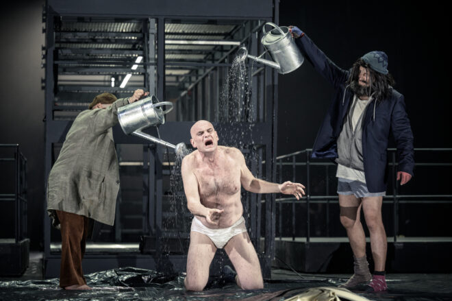 Aribert Reimann: Lear, Státní opera Praha – Dagmar Pecková (Blázen), Tómas Tómasson (Lear), Miloš Horák (Hrabě z Glostru)(foto Petr Neubert)