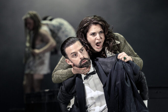 Aribert Reimann: Lear, Státní opera Praha – Csaba Kotlár (Vévoda z Albany), Viktorija Korosunova (Goneril) (foto Petr Neubert)