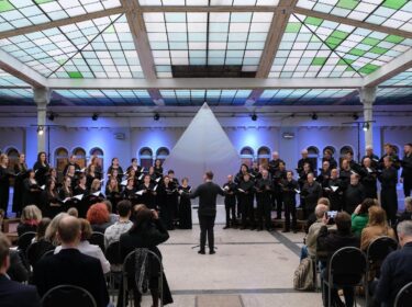 Kühnův smíšený sbor v Gabriel Loci byl jako jedno tělo, bývalý klášter naplnil harmonií a duchovním přesahem