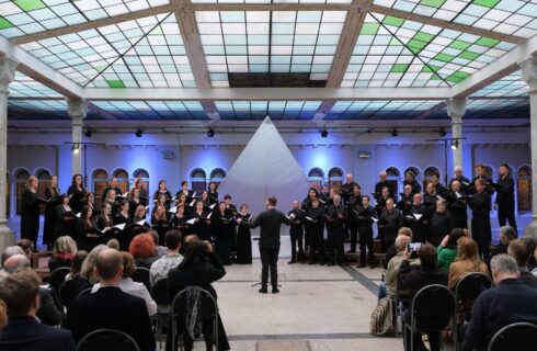 CHOIR+: Kühnův smíšený sbor v Gabriel Loci, 26. května 2025, Gabriel Loci – Jakub Pikla, Kühnův smíšený sbor (foto Ondřej Melecký)