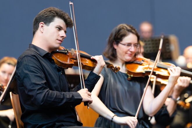 Smetanova Litomyšl: Česká filharmonie & Pierre–Laurent Aimard, 2. července 2025, Nádvoří zámku Litomyšl (zdroj Smetanova Litomyšl)