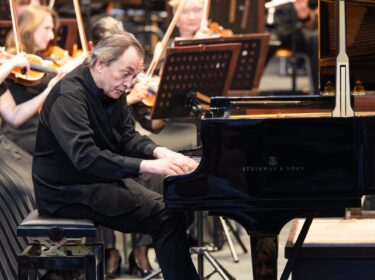 Česká filharmonie posluchače v Litomyšli dojala, Aimard překvapil netradičním přídavkem