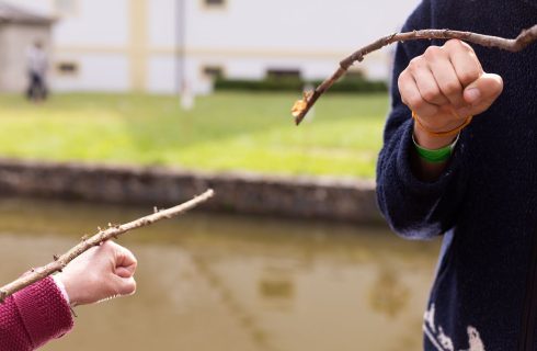 KoresponDance 2025 – Divodá karta – Dávid Somló a Jemné balancování s větvičkami (foto Adéla Vosičková)