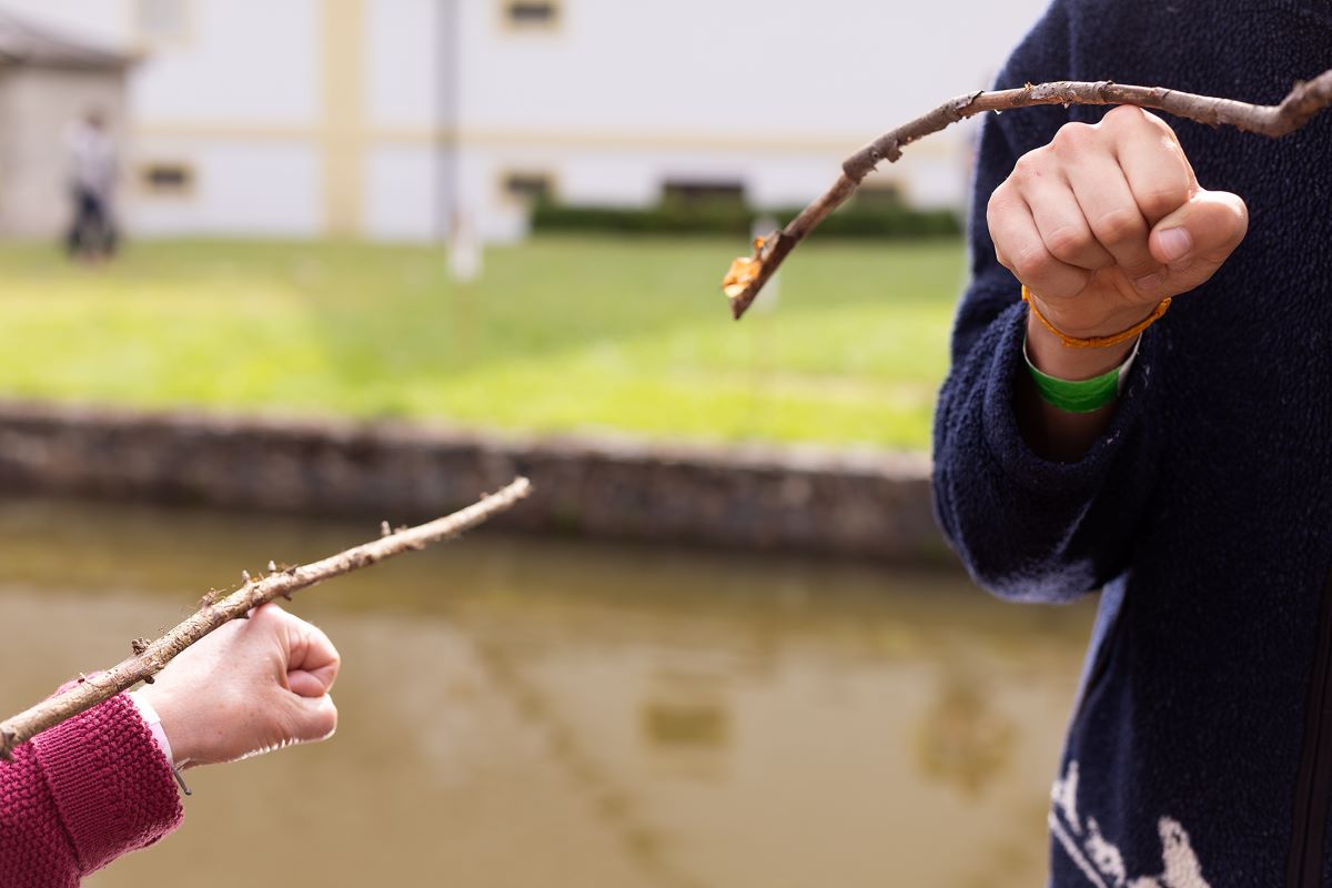 KoresponDance 2025 – Divodá karta – Dávid Somló a Jemné balancování s větvičkami (foto Adéla Vosičková)