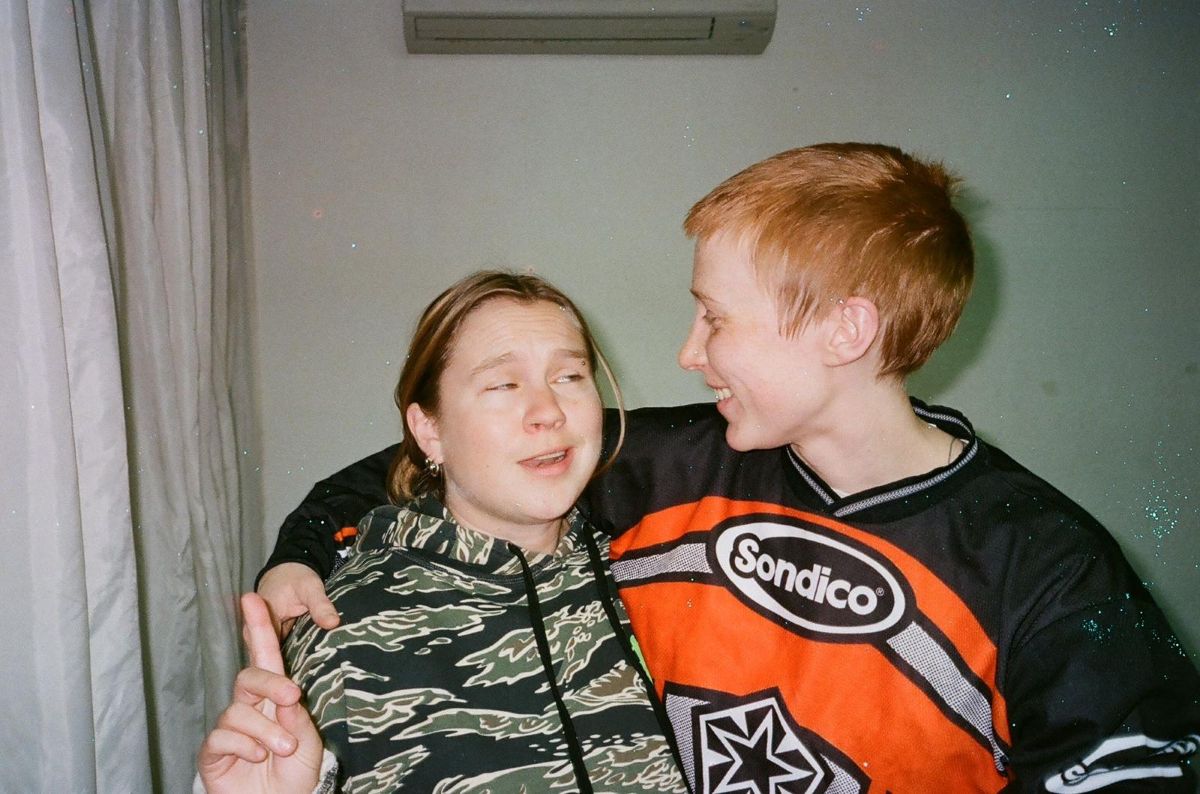 Nora Raine Thompson a Chloë Engel (foto Jo Warren)