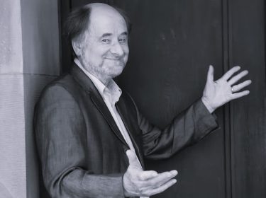 Zemřel Sir Roger Norrington – dirigent, který poprvé provedl Mou vlast na historické nástroje