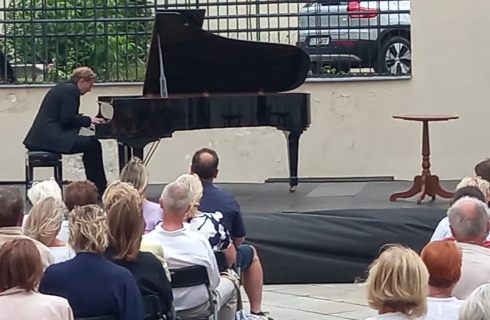 Filozofický koncert: Ivo Kahánek,15. července 2025, Hudební festival Znojmo 2025, Nádvoří JM Muzea, Znojmo (zdroj Hudba Znojmo)
