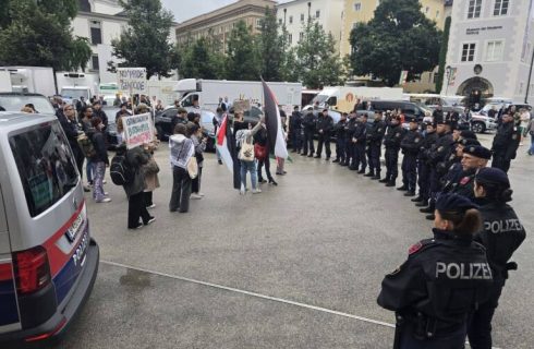 Protestující před Festspielhausem v Salzburgu (foto Anja Kröll)