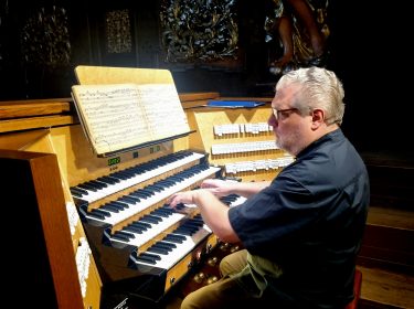 Americký varhaník Stephen Tharp nabídl českou premiéru Cochereauovy suity i osobitou improvizaci