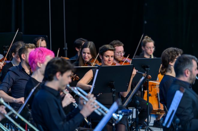 Ostravské dny 2025 – Orchestra Opening: Skladby pro tři orchestry, 24. srpna 2025, Trojhalí Karolina – ONO – Ostrava New Orchestra, Ostravská banda (zdroj Ostravské centrum nové hudby)