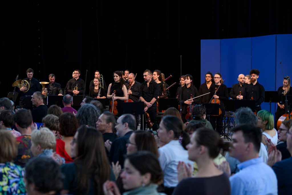 Ostravské dny 2025 – Orchestra Opening: Skladby pro tři orchestry, 24. srpna 2025, Trojhalí Karolina – ONO – Ostrava New Orchestra, Ostravská banda (zdroj Ostravské centrum nové hudby)