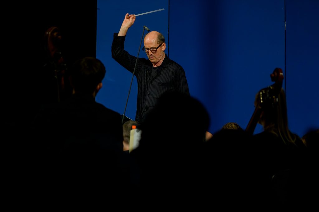 stravské dny 2025 – Orchestra Opening: Skladby pro tři orchestry, 24. srpna 2025, Trojhalí Karolina –  Peter Rundel (zdroj Ostravské centrum nové hudby)