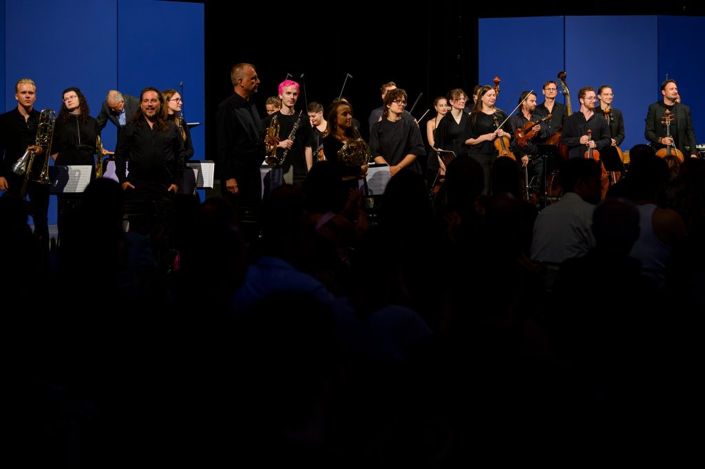 Ostravské dny 2025 – Orchestra Opening: Skladby pro tři orchestry, 24. srpna 2025, Trojhalí Karolina – ONO – Ostrava New Orchestra, Ostravská banda (zdroj Ostravské centrum nové hudby)