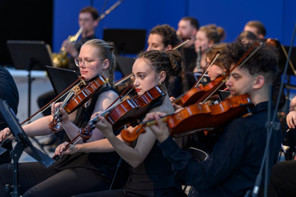 Ostravské dny 2025 – Orchestra Opening: Skladby pro tři orchestry, 24. srpna 2025, Trojhalí Karolina – ONO – Ostrava New Orchestra, Ostravská banda (zdroj Ostravské centrum nové hudby)