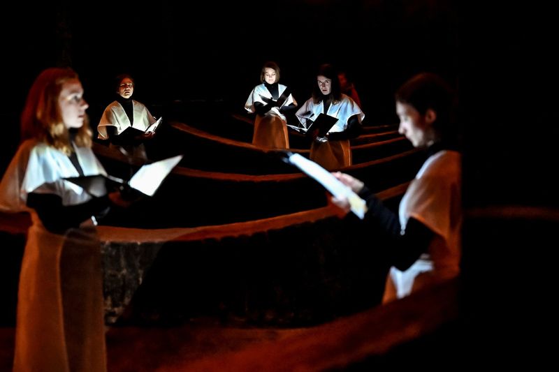 Chorál ve vodojemech II: Aqua, 17. dubna 2025, Vodojemy Žlutý kopec, Vodojem č. 1, Brno – ženská schola Ensemble Versus (foto Marek Olbrzymek)