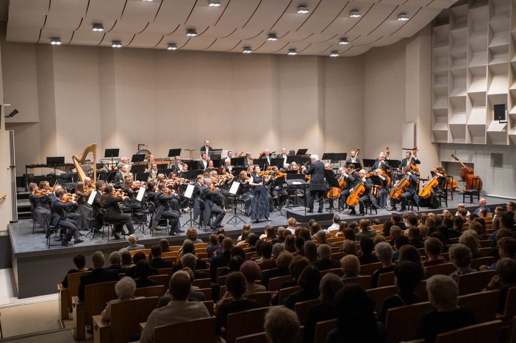 Janáčkova filharmonie Ostrava: Závěrečný koncert, 22. května 2025, Kino Vesmír – Karen Gomyo, Gilbert Varga a Janáčkova filharmonie Ostrava (zdroj Janáčkova filharmonie Ostrava)