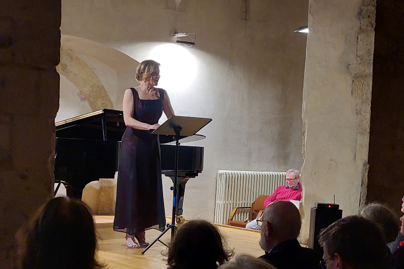 Hudební salón Café crème: Erik Satie –⁠⁠⁠⁠⁠⁠ Dagmar Šašková, 6. dubna 2025 (zdroj Hudební salón Café crème)