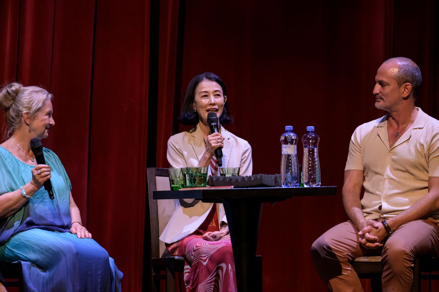 Paní Etsuko Adachi Ichikawa s Helenou Kazárovou a Jiřím Bubeníčkem (foto Serghei Gherciu)