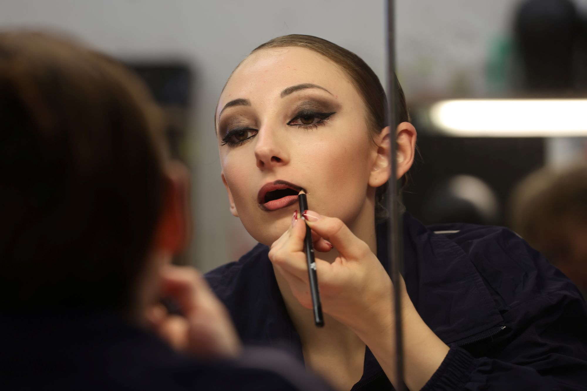 Příprava na generálku v maskérně – Margarida Gonçalves (foto Kristýna Housková)