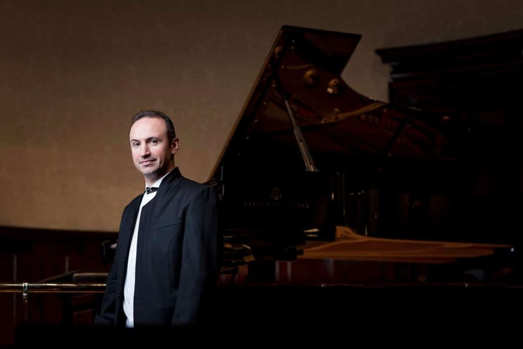 Simon Trpčeski (zdroj Corvallis-OSU Piano International, foto B. Ealovega)