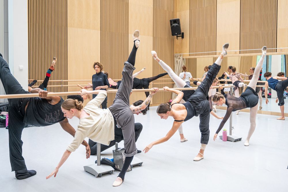 Studenti na Bubeníček Ballet Masterclasses (Florence v pozadí, foto Anna Rasmussen)
