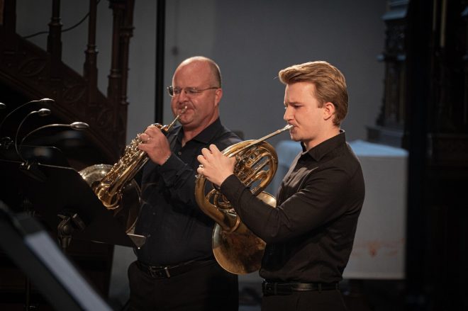 Letní hornové kurzy: Koncert lektorů, 2. srpna 2025, kostel Nanebevzetí Panny Marie, Police nad Metují – Jan Vobořil a Jan Vobořil ml. (foto Michal Sedláček)