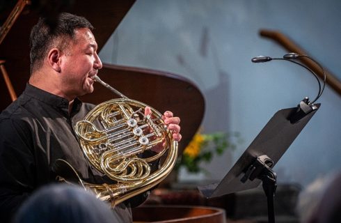 Letní hornové kurzy: Koncert lektorů, 2. srpna 2025, kostel Nanebevzetí Panny Marie, Police nad Metují – Yi Man (foto Michal Sedláček)