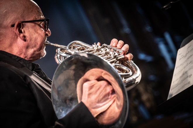 Letní hornové kurzy: Koncert lektorů, 2. srpna 2025, kostel Nanebevzetí Panny Marie, Police nad Metují – Stefan De Leval Jezierski (foto Michal Sedláček)