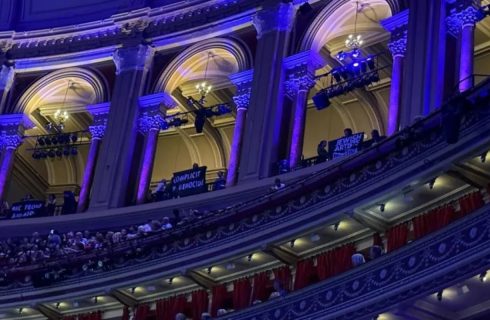 Propalestinští aktivisté narušující koncert BBC Proms, 29. srpna 2025 (zdroj Middle East Eye)