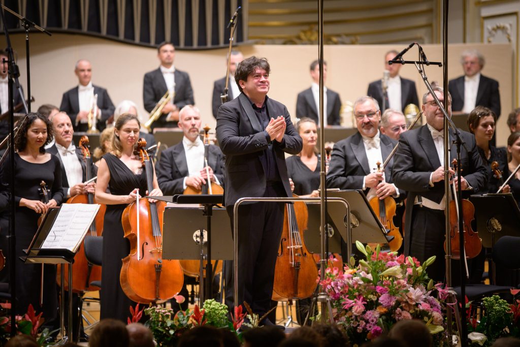 Bratislavské hudobné slávnosti: L’Orchestre National de France, 21. září 2025, Koncertní síň Slovenské filharmonie – Cristian Măcelaru a L’Orchestre National de France (foto Alexander Trizuljak)