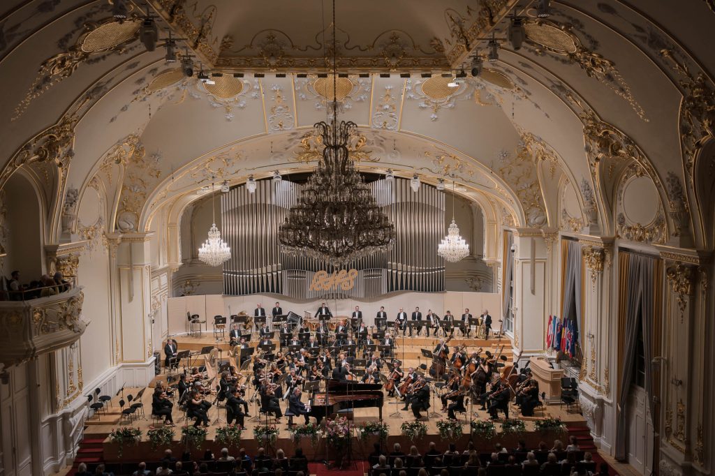 Bratislavské hudobné slávnosti: L’Orchestre National de France, 21. září 2025, Koncertní síň Slovenské filharmonie – Rudolf Buchbinder, Cristian Măcelaru a L’Orchestre National de France (foto Alexander Trizuljak)