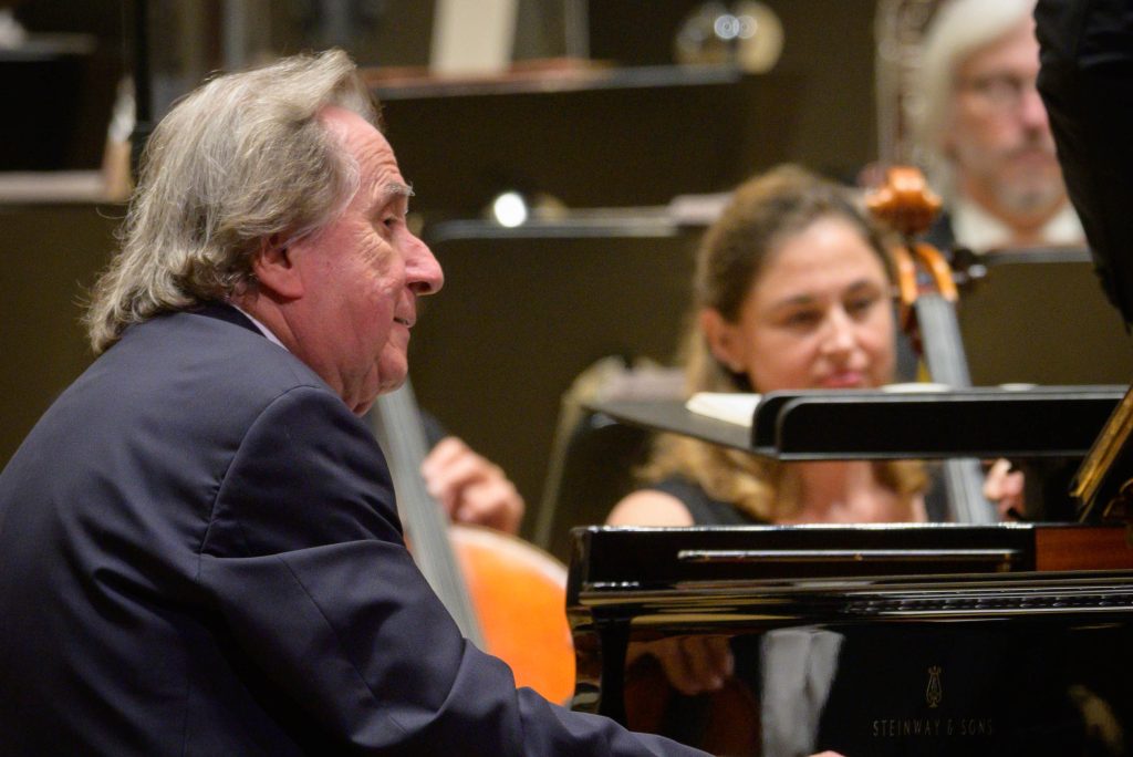 Bratislavské hudobné slávnosti: L’Orchestre National de France, 21. září 2025, Koncertní síň Slovenské filharmonie – Rudolf Buchbinder a L’Orchestre National de France (foto Alexander Trizuljak)