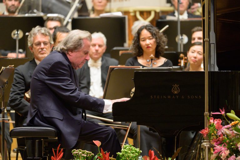 Bratislavské hudobné slávnosti: L’Orchestre National de France, 21. září 2025, Koncertní síň Slovenské filharmonie – Rudolf Buchbinder a L’Orchestre National de France (foto Alexander Trizuljak)