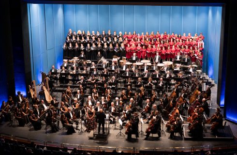 Zahajovací koncert 70. sezony Filharmonie Brno: Český filharmonický sbor Brno, Kantiléna, Filharmonie Brno, Dennis Russell Davies, 14. září 2025, Janáčkovo divadlo, Brno (zdroj Filharmonie Brno, foto Jan Prokopius)