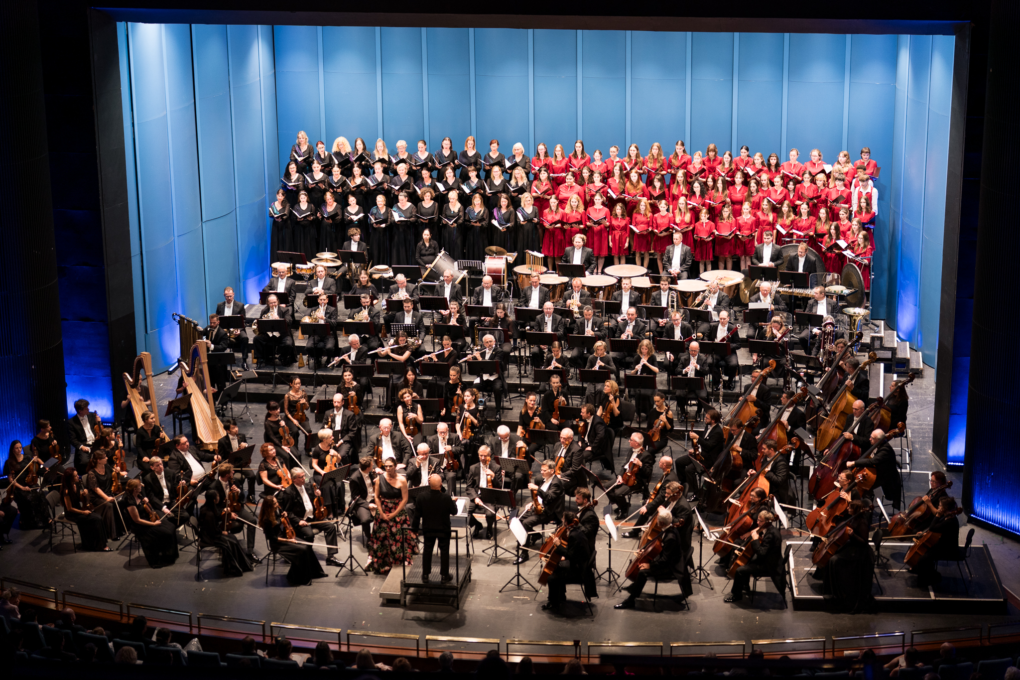 Zahajovací koncert 70. sezony Filharmonie Brno: Kateřina Hebelková, Dennis Russell Davies, Český filharmonický sbor Brno, Kantiléna, Filharmonie Brno, 14. září 2025, Janáčkovo divadlo, Brno (zdroj Filharmonie Brno, foto Jan Prokopius)