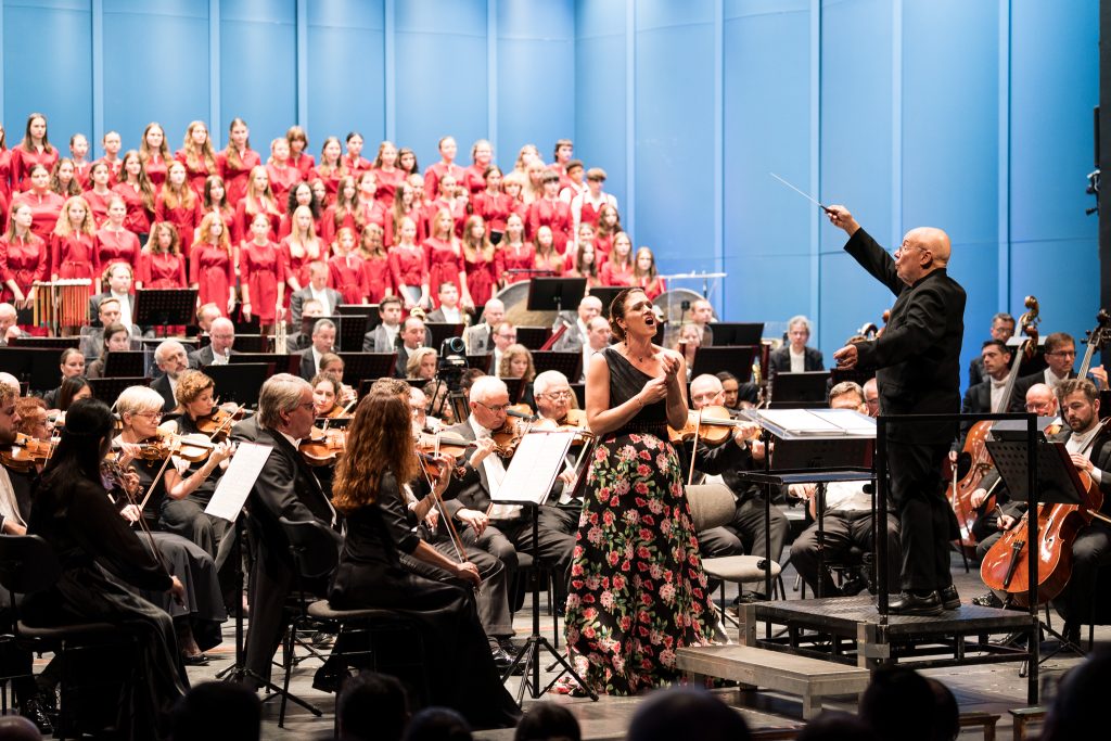 Kateřina Helebková, Dennis Russell Davies, Kantiléna, Filharmonie Brno, 14. září 2025, Janáčkovo divadlo, Brno (zdroj Filharmonie Brno, foto Jan Prokopius)