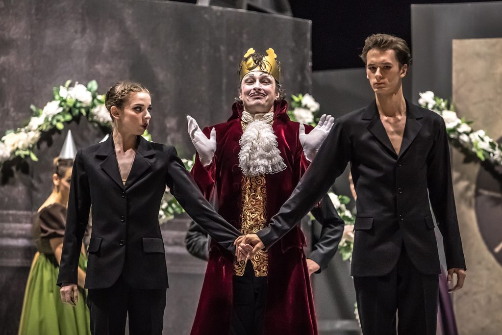 Alina Nanu, Alexandre Katsapov a Patrik Holeček v Baletu Leonce a Lena, 2019 (foto Martin Divíšek)