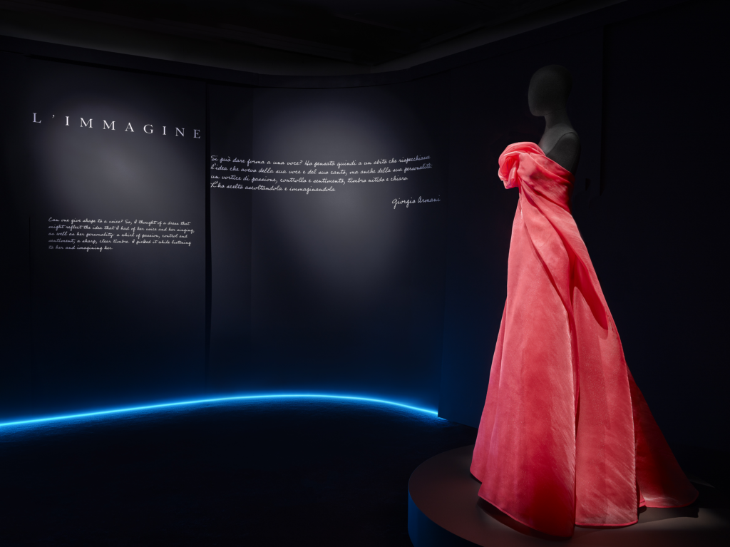 Róba vytvořená Giorgio Armanim na počest sopranistky Marie Callas (zdroj Teatro alla Scala Museum, foto Hanninen)