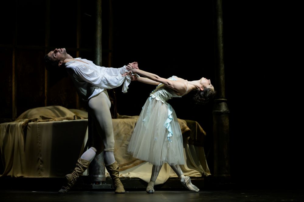 Danilo Lo Monaco jako rytíř des Grieux v Manon (foto Serghei Gherciu)