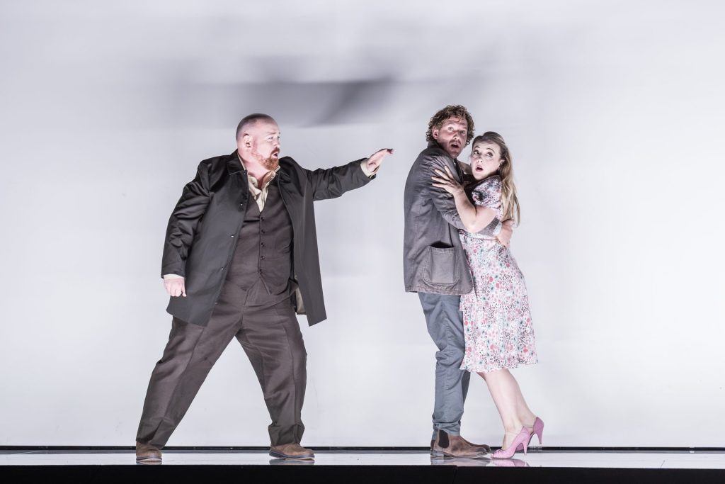 Leoš Janáček: Káťa Kabanová – Nicky Spence, Sam Furness, Rachael Wilson, Glyndebourne 2025 (zdroj Glyndebourne Productions Ltd, foto Marc Brenner)