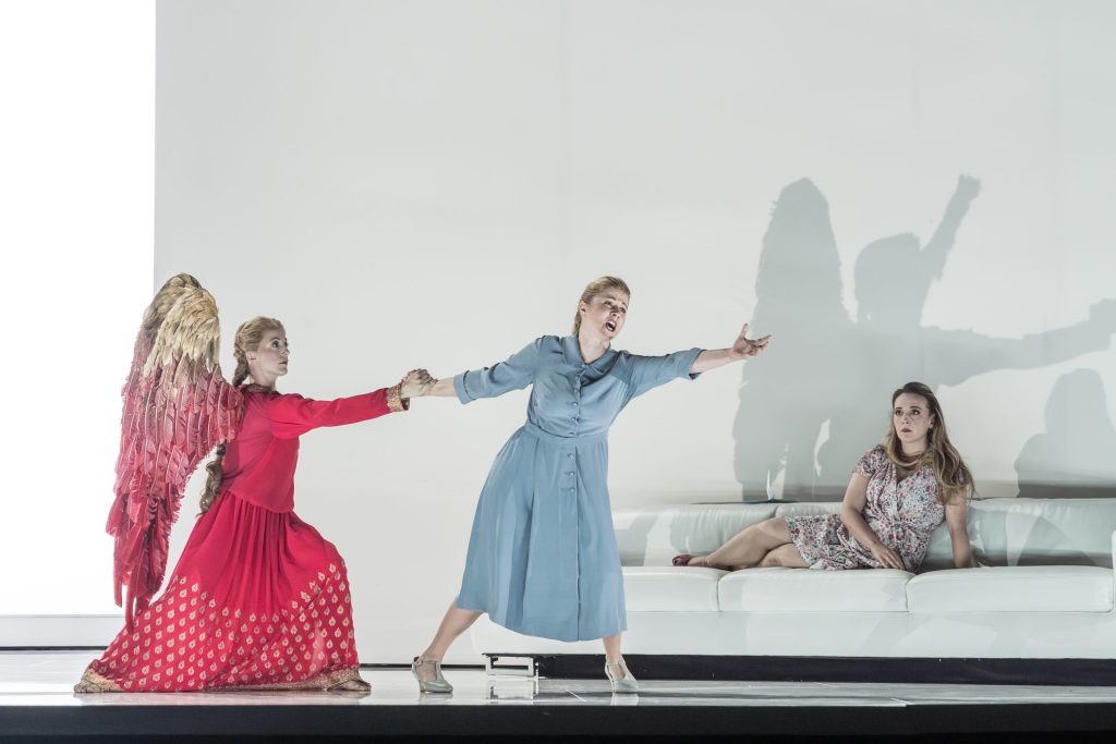 Leoš Janáček: Káťa Kabanová – Miryam Tomè, Kateřina Kněžíková, Rachael Wilson, Glyndebourne 2025 (zdroj Glyndebourne Productions Ltd, foto Marc Brenner)